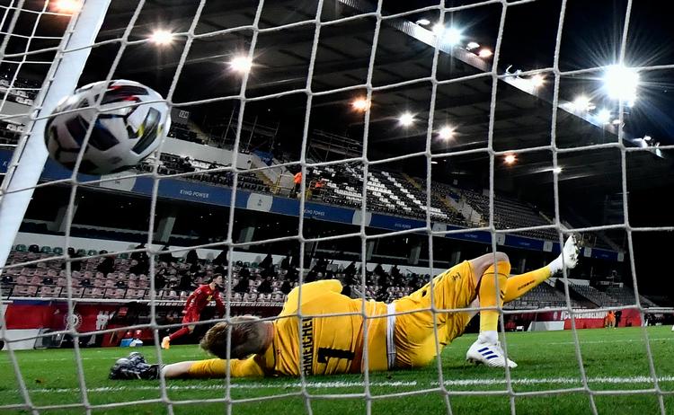 Et tidligt langskud blev sendt ind bag Kasper Schmeichel af hans holdkammerat fra Leicester, Youri Tielemans og satte med det samme Danmark under pres. Foto: Dirk Waem/Ritzau Scanpix