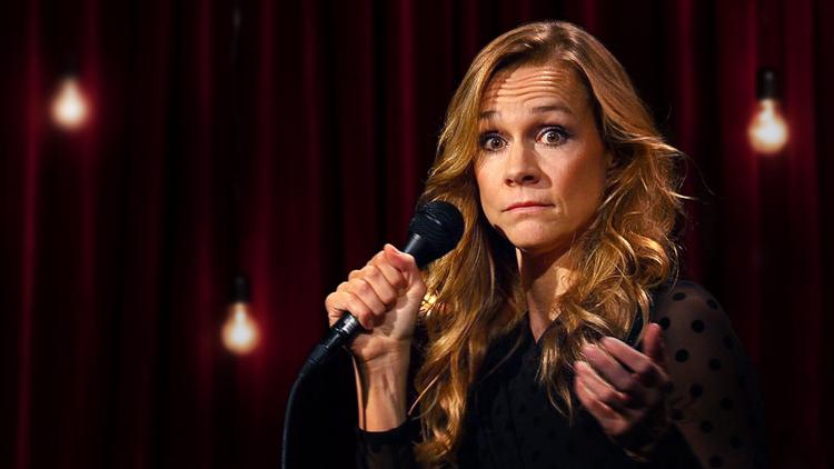 Signe Molde konfronterer berørte grupper med humor, der handler om dem selv for at se, om de kan se komikken. Det kan de ikke nødvendigvis, ofte af indlysende årsager.  