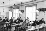 Under Anden Verdenskrig blev telefonen anset for at være et stort sikkerhedsproblem. Her spidser ansatte ved den hemmelige overvågningscentral C ører. Centralen overvågede den danske teletrafik i 1939-1945.  Foto: Fra bogen