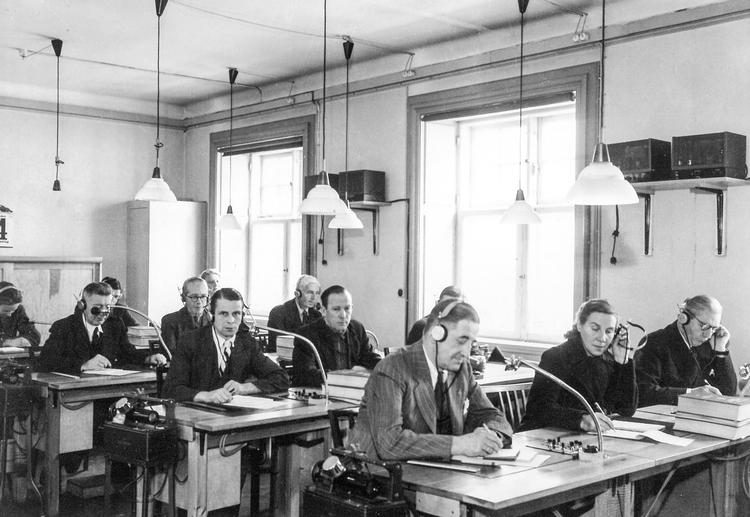 Under Anden Verdenskrig blev telefonen anset for at være et stort sikkerhedsproblem. Her spidser ansatte ved den hemmelige overvågningscentral C ører. Centralen overvågede den danske teletrafik i 1939-1945.  Foto: Fra bogen