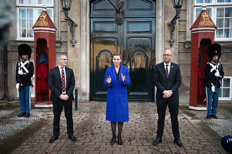 Mette Frederiksen præsenterer de to nye ministre: Rasmus Prehn som fødevareminster og Flemming Møller Mortensen som udviklingsminister. Foto: Martin Lehmann/POLFOTO