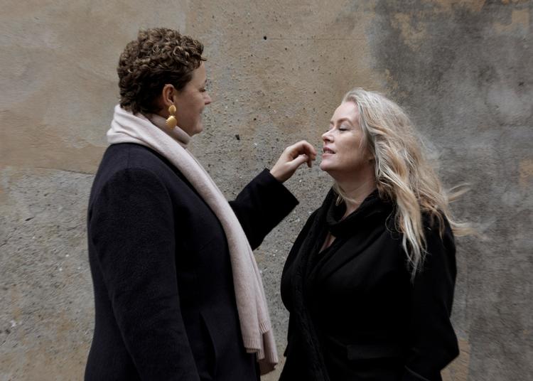 40+. »40’erne er en meget privilegeret alder«, siger Anne Sofie Allarp (til højre). Ditte Giese stemmer i: »Når man bliver
ældre, forsvinder behovet for at bytte gaver med mænd«.  Foto: Miriam Dalsgaard/POLFOTO