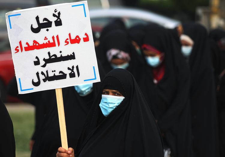     UD. Demonstranter udenfor den befæstede grønne zone i Bagdad kræver alle amerikanske tropper ud af Irak. danske soldaters sikkerhed er afhængig af de amerikanske tropper i landet. Foto: Ahmad Al-rubaye/Ritzau Scanpix