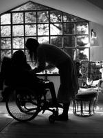 »Erkendelsen af, at jeg nok ikke kommer til at opdrage min søn til et liv, hvor han kommer til at klare sig selv, har været en proces, der begyndte dengang, hvor jeg bad lægerne sætte procent på sandsynligheden for, om han ville kunne lære at gå«, skriver Helene Navne. Foto: Privatfoto