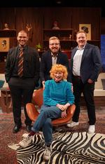 De tre gæster i første afsnit af Rasmus Bruuns satireprogram - fra venstre Roger Courage Matthisen, vært Rasmus Bruun, Jesper Ole Feit og, siddende, Annika Aakjær - skulle blandt andet forholde sig til nye krænkelser og nogle af ældre dato.   Foto: Christian Ravn