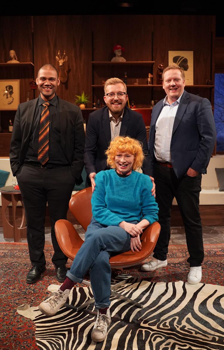 De tre gæster i første afsnit af Rasmus Bruuns satireprogram - fra venstre Roger Courage Matthisen, vært Rasmus Bruun, Jesper Ole Feit og, siddende, Annika Aakjær - skulle blandt andet forholde sig til nye krænkelser og nogle af ældre dato.   Foto: Christian Ravn