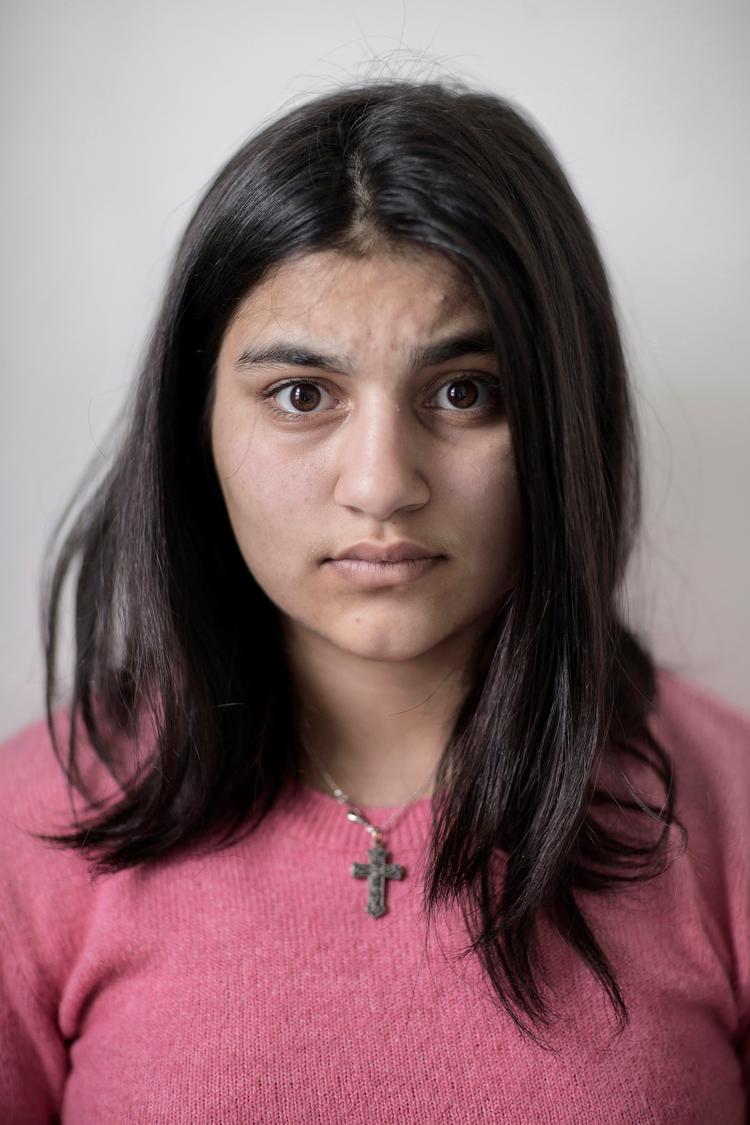 Fayeza 17 år fra Iran har været fem år i Danmark: »Jeg har det ikke godt, hvis jeg skal være helt ærlig. Naturen udenfor er smuk, men vi er langt væk fra alt. Jeg kunne ikke lide Sjælsmark, men jeg kunne tage bussen og komme til København på en time. Jeg maler og spiller guitar og skriver. Det er det, som gør mig glad. Her kan jeg kun gøre det alene«.
Billedet til højre er taget på Sjælsmark i 2018

 Foto: Miriam Dalsgaard/POLFOTO