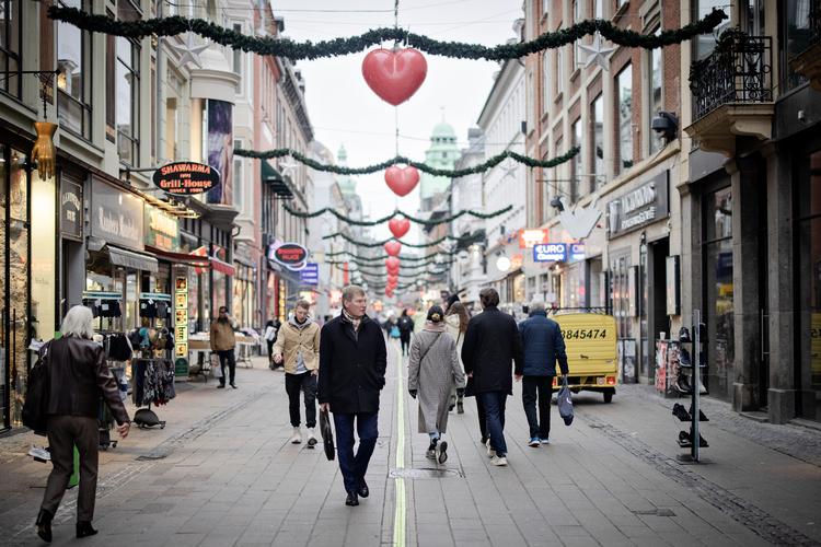 Tiden er hverken ikke til at lempe eller stramme på forsamlingsforbuddet, mener professor i mikrobiologi. Foto: Marius Renner/POLFOTO