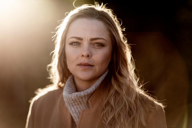 Af og til var Leika Fuglsang hjemme hos sin mor i en uge eller en weekend.
»Jeg hadede det. Hun var så bitter. Hun prøvede at være mor, men kunne ikke magte det. Der var ingen omsorg. Ingen regler. Ingen mad. Vi kunne spise slik 24 timer i døgnet, og vi skændtes så meget, fordi hun forventede, at vi tog os af hende«.

 