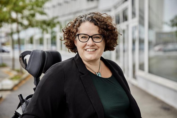 Hvor mange minutter bruger du egentlig på bad og toilet? Københavns Kommune er - i strid med socialministerens anbefaling - ude på at finde billige minutter i politiker Sif Holsts hverdag.  Foto: Danske Handicaporganisationer