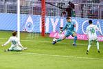 En af Manuel Neuers mange rednnger mod Werder Bremen i den chancerige 1-1-kamp. Foto: Lukas Barth / Pool/Ritzau Scanpix
