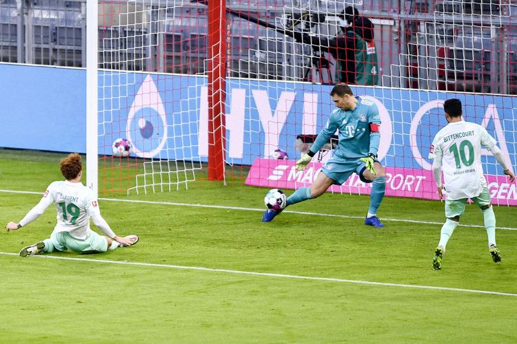 En af Manuel Neuers mange rednnger mod Werder Bremen i den chancerige 1-1-kamp. Foto: Lukas Barth / Pool/Ritzau Scanpix
