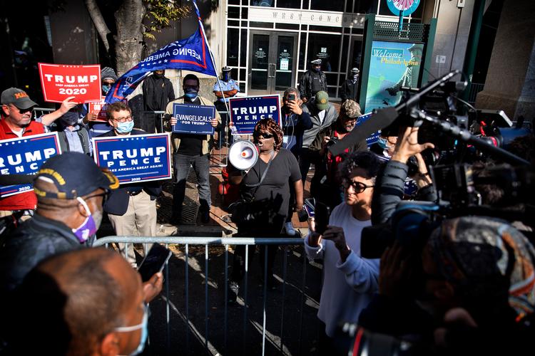 Trump-tilhængere foran Pennsylvania Convention Center i dagene efter valget. Arkivfoto: Finn Frandsen    Foto: Finn Frandsen/POLFOTO