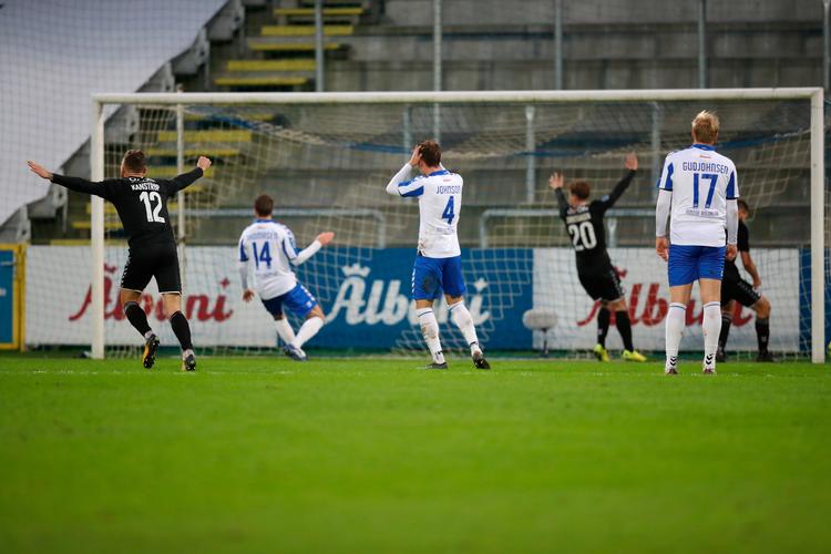 Det var et par minutter inde i tillægstiden sønderjyderne fik afsluttet og Jeppe Tverskov hjalp dem på vej.  Foto: Frank Cilius/Ritzau Scanpix