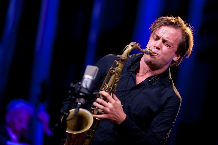 Koncerten med saxofonisten og komponisten Marius Neset og DR's Big Band var lige til at få blæst mundmaskerne bort af. Foto: Martin Rosenauer