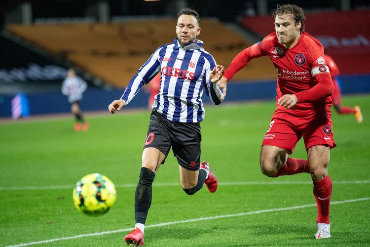 FCM's Erik Sviatchenko (th.) ser ud til at nyde duellen med AGF's Patrick Olsen under søndagens duel i Aarhus. Foto: Bo Amstrup/Ritzau Scanpix