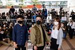 Joshua Wong (tv) mødte sammen med de to andre aktivister Ivan Lam og Agnes Chow mandag op ved retten i Hongkong for at erklære sig skyldig i anklagerne imod dem.
 Foto: Tyrone Siu/Ritzau Scanpix