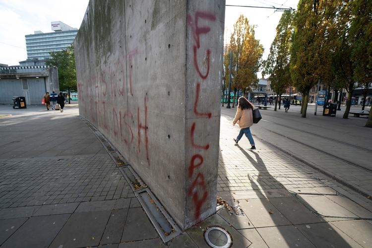 Den bliver kaldt en af Manchesters værste turistattraktioner. Nu er det blevet besluttet, at muren i Piccadilly Garden,  skal rives ned.  Foto: Jon Super/Ritzau Scanpix