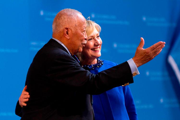 David Dinkins sammen med Hillary Clinton i 2015.  Foto: Trevor Collens/Ritzau Scanpix