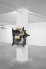 Den polske kunstner Piotr Łakomys skulpturer er delikat installeret i e store men svære rum i det nye udstillingssted Simian i Ørestad. Foto: GRAYSC