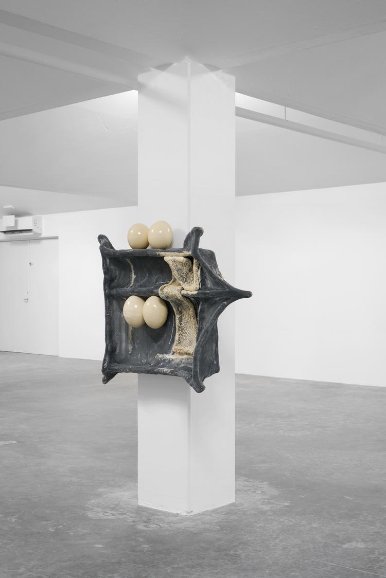 Den polske kunstner Piotr Łakomys skulpturer er delikat installeret i e store men svære rum i det nye udstillingssted Simian i Ørestad. Foto: GRAYSC