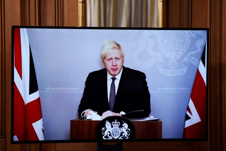 Boris Johnson var mandag i selvisolation og holdt derfor et virtuelt pressemøde, hvor han udtrykte optimisme i forhold til snart at kunne ophæve nogle af Storbritanniens corona-restriktioner. Hans Operation Moonshot er med på listen over årets britiske ord.  (Photo by HENRY NICHOLLS / POOL / AFP)   Foto: Henry Nicholls/Ritzau Scanpix