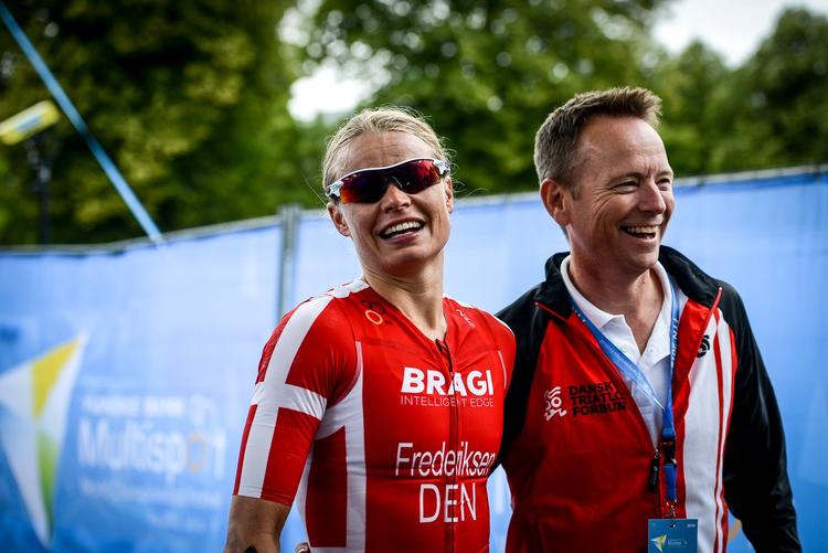 Mads Freund var en af de første til at lykønske Helle Frederiksen, da hun på sidstedagen af VM i 2018 vandt guld på lang distance. Foto: Lise Christian Myltoft