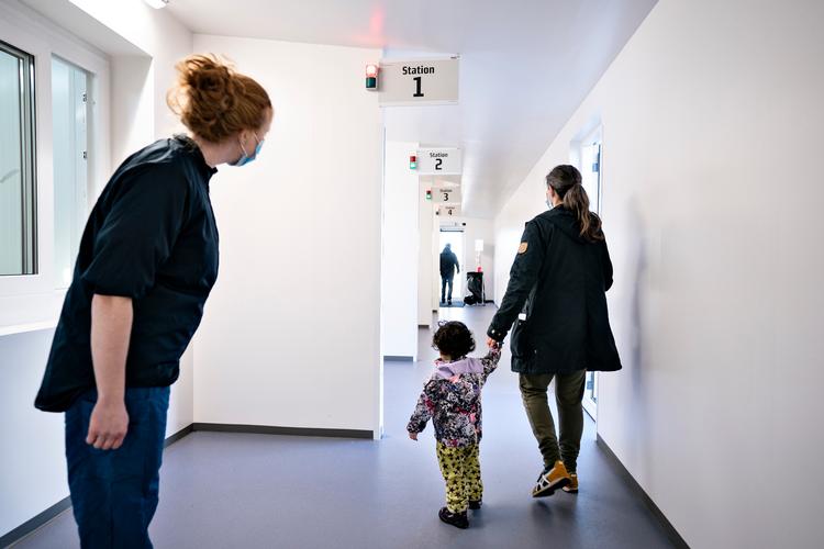 Region Midtjylland har opført container-testcentret som afløsning til de hvide telte , der ville være uhensigtsmæssige i vintertiden. I containeren kommer borgerne gående ind og går hen til en luge hvor podningen foregår gennem vinduet. Foto: Henning Bagger/Ritzau Scanpix