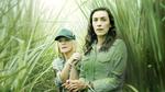 Lola (t.v.) spilles af Rebecca Gibney, mens Chelsea spilles af Geraldine Hakewill. Foto: Netflix