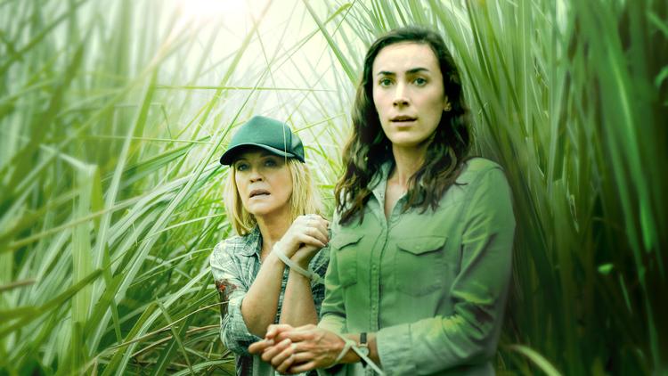 Lola (t.v.) spilles af Rebecca Gibney, mens Chelsea spilles af Geraldine Hakewill. Foto: Netflix