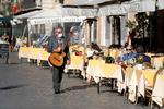 Restauranterne er næsten tomme i  Piazza Navona square, som ellers plejer at være en af de mest trafikerede steder i Rom.  Foto: Yara Nardi/Ritzau Scanpix