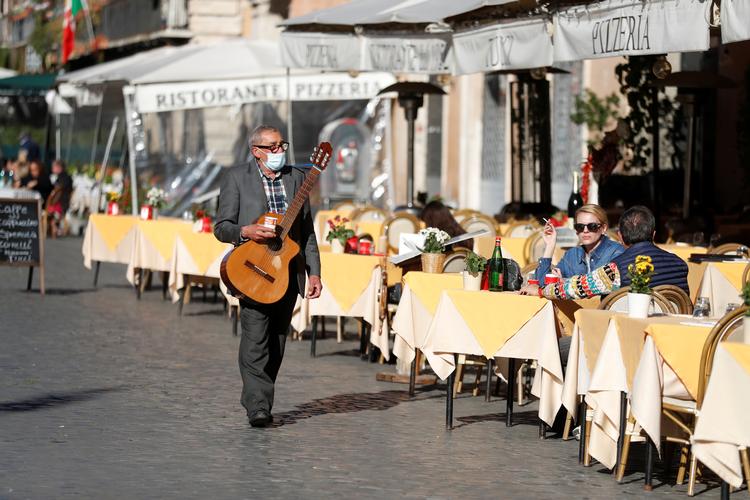 Restauranterne er næsten tomme i  Piazza Navona square, som ellers plejer at være en af de mest trafikerede steder i Rom.  Foto: Yara Nardi/Ritzau Scanpix