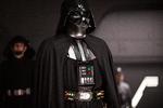 Darth Vader havde som bekendt lidt af et attitudeproblem. Og en facade som få. Hvem der gemte sig bag, er et åbent spørgsmål. For stemmen tilhørte én, kroppen en anden. I kampscenerne en tredje. Og ansigtet en fjerde.  Rogue One: A Star Wars Story

Darth Vader

Ph: Jonathan Olley

© 2016 Lucasfilm Ltd. All Rights Reserved. Foto: Jonathan Olley/lucasfilm