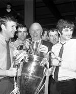 Sir Matt Busby (i midten) var lederen med stor L, da han over tre årtier byggede Manchester United op til en storklub og vandt Europa Cup for mesterhold i 1968 med George Best (til højre) som stjernen. Foto: Victor Boynton/AP