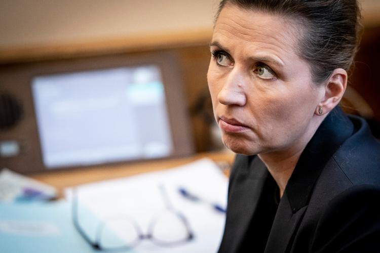 Onsdag var første gang, siden Mette Frederiksen præsenterede sine nye ministre Amalienborg Slotsplads, at hun skal forklare sig i skandalen om den ulovlige ordre om masseaflivninger af mink. En sag, som ikke vil lægge sig.  Foto: Mads Claus Rasmussen/Ritzau Scanpix