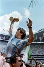 Trods målet med hånden overstrålede Diego Maradona alle og var på toppen af sin landsholdkarriere under VM i 1986. Foto: Staff/Ritzau Scanpix