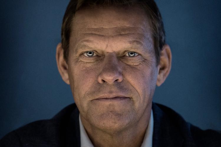 Frank Arnesen, tidligere dansk landsholdsspiller i fodbold på det legendariske 80'er landshold. Siden han lagde fodboldstøvlerne på hylden har han boet det meste af tiden i Eindhoven, Holland, hvor han sluttede sin karriere og siden blev teknisk direktør i PSV. Spillede selv én gang mod Maradona i 1981.    Foto: Joachim Ladefoged/POLFOTO