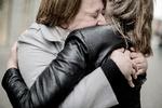 Nære relationer er noget af det, der gør os mest lykkelige, fastslår forskere.  Hvis vi formår at være taknemmelige for dem, vi er, der hvor vi er, sammen med dem vi er sammen med frem for at ønske os noget andet, så er vi mest tilfredse. Foto: Peter Hove Olesen/POLFOTO