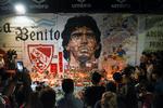 Fans samledes mange steder i  Buenos Aires, da det blev kendt, at Maradona var død.  Foto: Stringer/Ritzau Scanpix