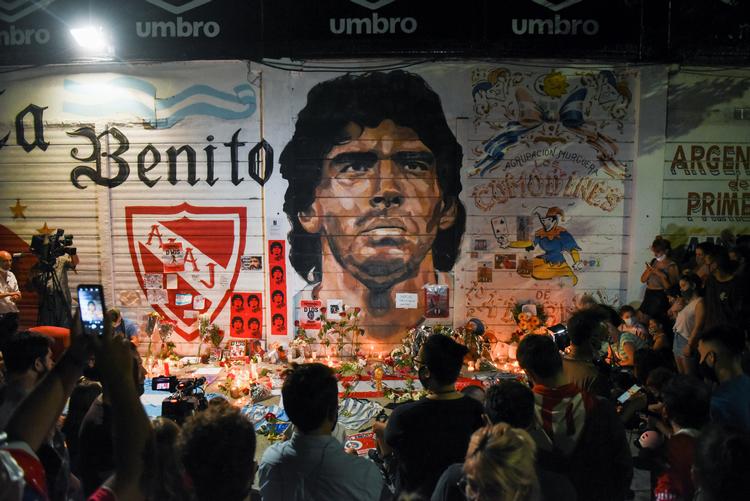 Fans samledes mange steder i  Buenos Aires, da det blev kendt, at Maradona var død.  Foto: Stringer/Ritzau Scanpix