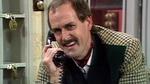 John Cleese som Basil Fawlty er garant for grovkornet humor med højpolerede fordomme om alt og alle. Foto: DR