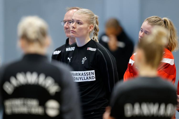  Kathrine Heindahl lytter til landstræner Jesper Jensen. I Moskva har hun også en dansk træner i skikkelse af Jan Leslie.   Foto: Jens Dresling/POLFOTO