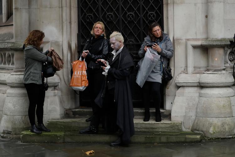 Et udpluk af Johnny Depp-fans udklædt i Grindenwald-kostume, der stod ude foran retssagen i London 2. november.  Foto: Matt Dunham/Ritzau Scanpix
