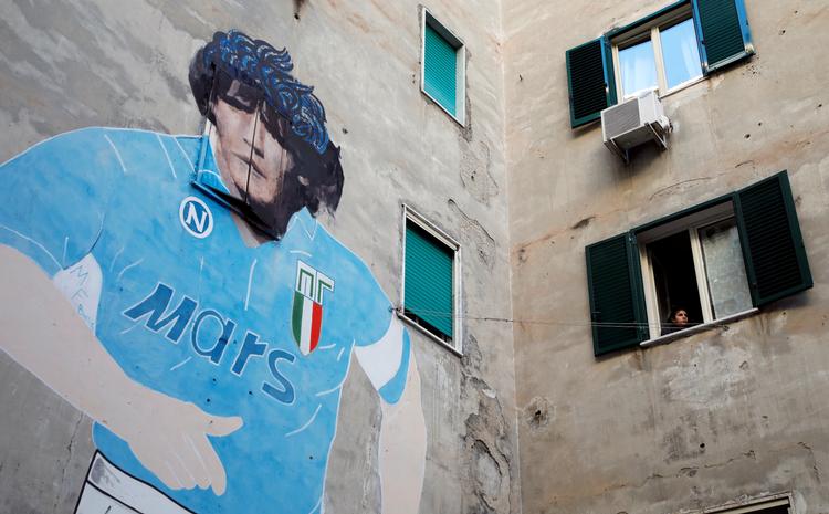 I Napoli fik den hele armen, da nyheden om Maradonas død kom. Over alt i byen mindedes man den spiller, der gjorde Napoli til en stormagt i italiensk fodbold. Foto: Ciro De Luca/Ritzau Scanpix