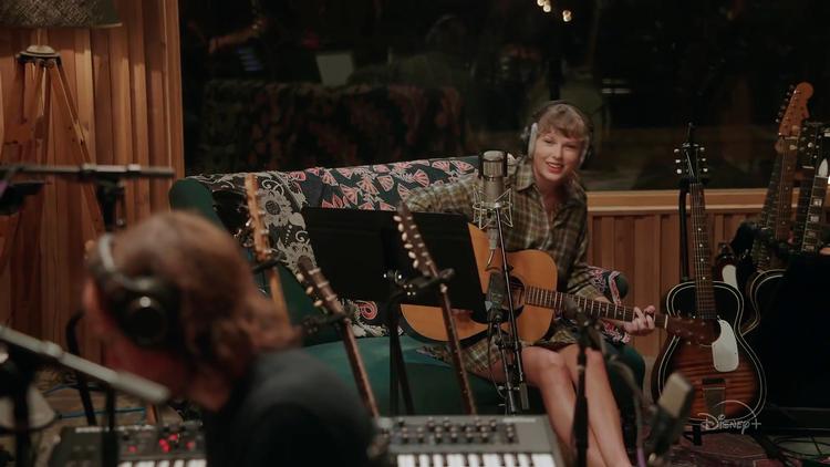 Taylor Swift med The Nationals Aaron Dessner i forgrunden lavede et album sammen under første bølge af corona. Det har Swift nu lavet en slags koncertfilm om.     Foto: Ruba/Ritzau Scanpix