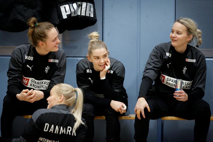  Sandra Toft (th.) er som anfører og den mest rutinerede på det danske landshold et naturligt samlingspunkt. Her er hun sammen med Kristina Jørgensen (tv.) og Trine Østergaard.   Foto: Jens Dresling/POLFOTO