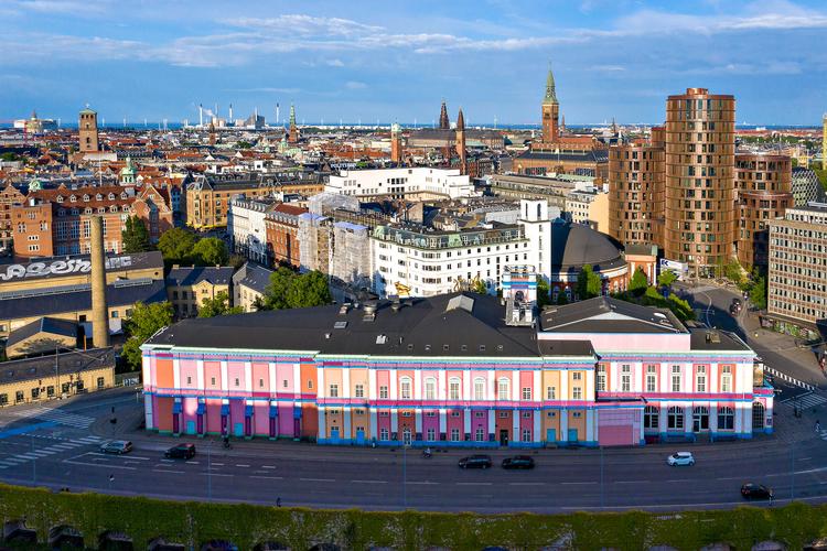 Dette aftenbillede med Palads Teateret i forgrunden, Cirkusbygningen foran Axel Towers th. og Pumpehuset tv. viser det stykke af Københavns tidligere vold, der er blevet tættest bebygget.   Foto: Jens Nørgaard Larsen/ Trap Danmark