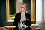 Miljøminister Lea Wermelin (S) glæder sig over at kunne stå i egen ret med sit eget ministerium. Og så holder hun hånden over sin departementschef. Foto: Jens Dresling/POLFOTO