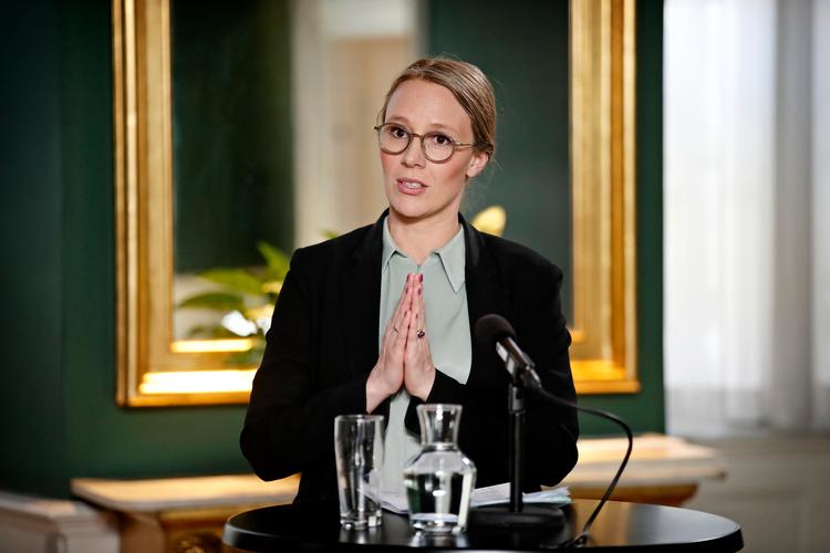Miljøminister Lea Wermelin (S) glæder sig over at kunne stå i egen ret med sit eget ministerium. Og så holder hun hånden over sin departementschef. Foto: Jens Dresling/POLFOTO