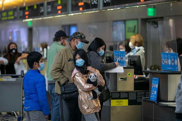 Lufthavnen LAX i Los Angeles dagen før Thanksgiving, hvor mange amerikanere rejser for at besøge familie, mens corona-smitten er høj.    Foto: David Mcnew/Ritzau Scanpix